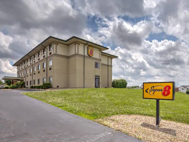 Super 8 by Wyndham - Waterloo
